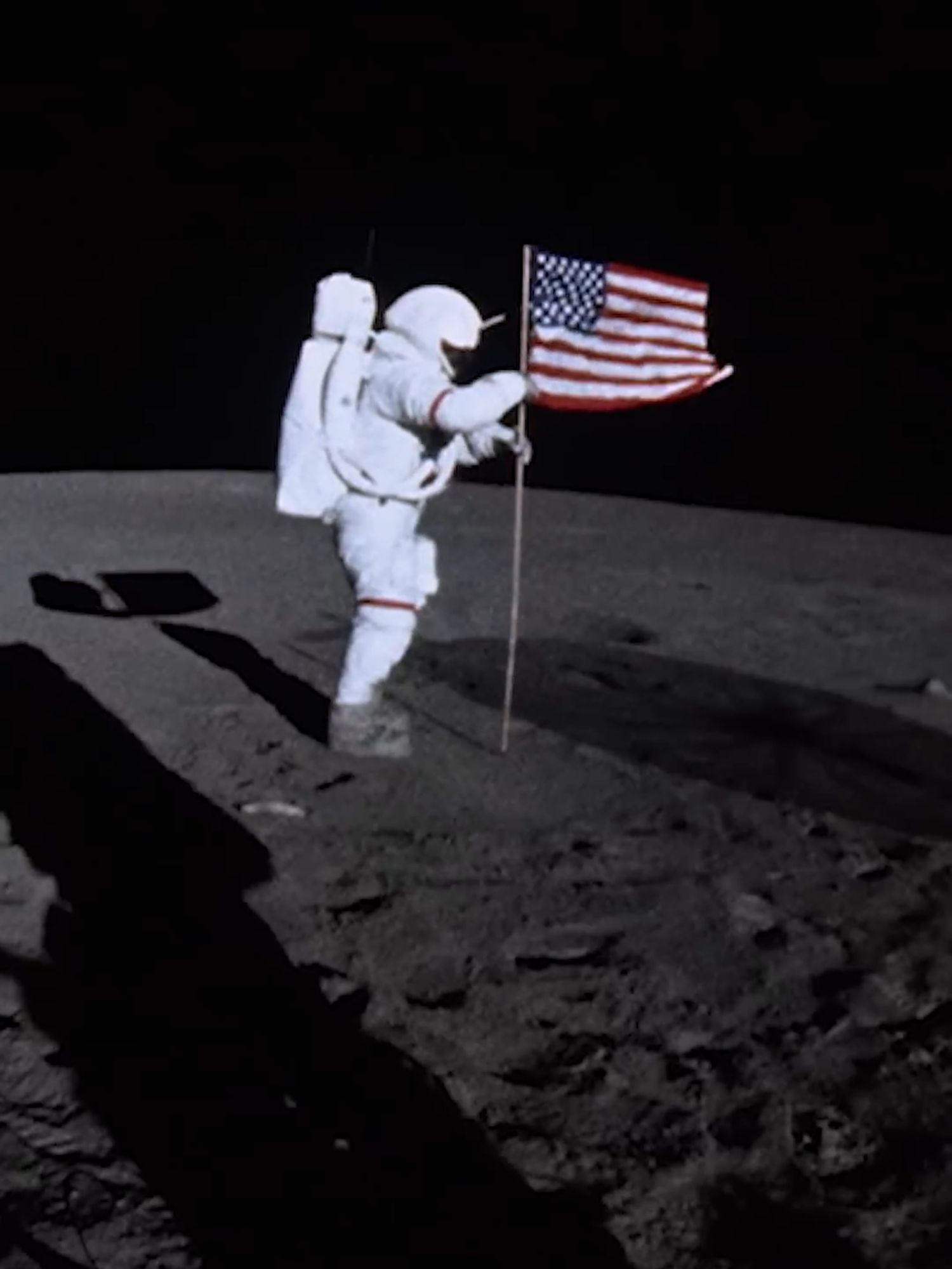 Em 1971, a Apollo 14 levou os astronautas Alan Shepard e Edgar Mitchell à superfície da Lua, onde plantaram a bandeira dos EUA na região de Fra Mauro. 🧑‍🚀🧑‍🚀🤩 Além desse marco, a missão trouxe 42 kg de amostras lunares, ampliando nosso conhecimento sobre o Sistema Solar. 👏🥳🌖 . . . . . #universo #universe #astronomia #Astronomy #ciência #sciencefacts #usatiktok #space #espaço #tsuniverso #cosmologia #cosmology #galaxy #galaxias #astrofotografia #astrophotography #apollo #apollo14 #nasa #cosmos #misterio #firmamento #curiosidades #anonovo #anonovo2025 #newyear #newyear2025 #lua #moon
