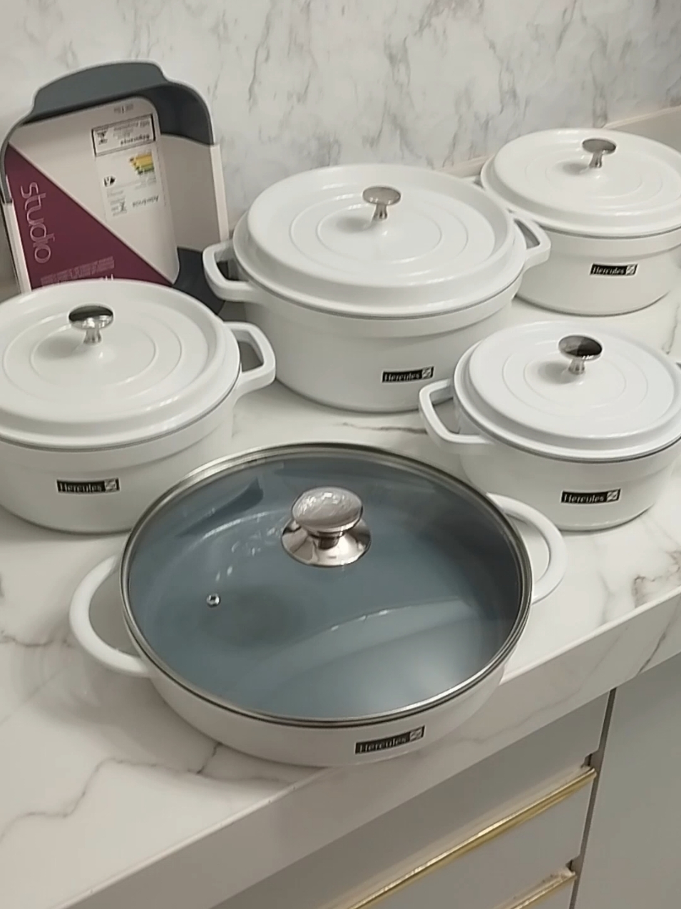 Esse jogo de panelas da @herculesmundial está maravilhosa Com essa cor branca linda e um  design surreal. Embora o ano tenha tido perda, foi o ano de muitas bênçãos, sonhos realizados e muitas parceiras abençoadas🙏 2025 pode vim, estou pronta para meu novo ciclo, meu novo ano🍀✨ #gratidao #memimei #soagradecer #hercules #vem2025
