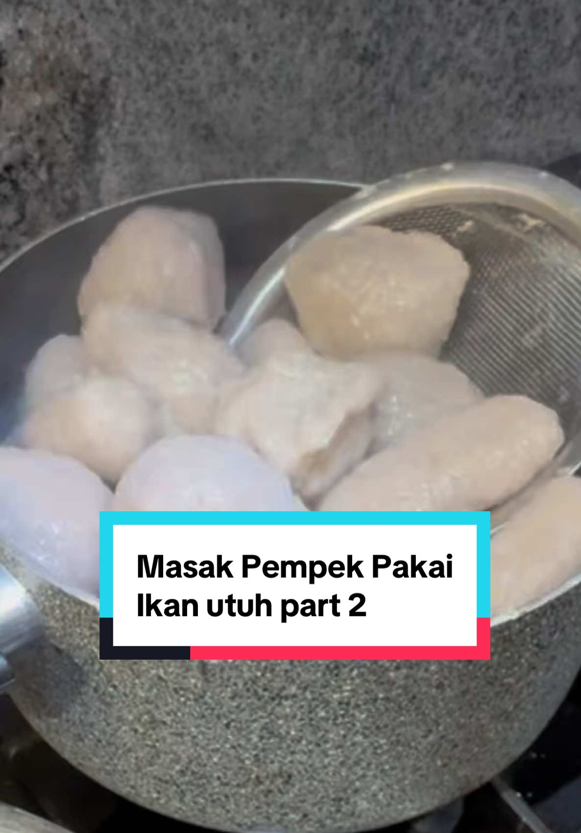 Pempek Ikan Tongkol Bahan: 500 gr daging ikan giling 250 ml air es 15 gr garam halur 8 gr sasa 350 gr sagu tani 2 butir putih telur cara masak ada di Video ya🥰 #masakpempek #masakpempekkekonomis #reseppempek #pempekikanekonomis #pempekikantongkol #resepmasakan #doyanmasak #reseptiktok #videomasak #videoviral 