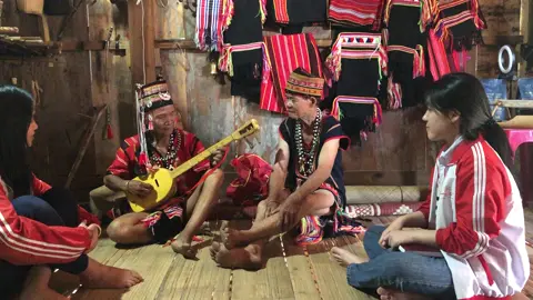 Một bản dân ca khác cùng với tiếng đàn M’bin Puil. Được nghệ nhân BRÔL Vẻ trình diễn tại làng Đăk Răng, xã Đăk Dục, huyện Ngọc Hồi, tỉnh Kon Tum