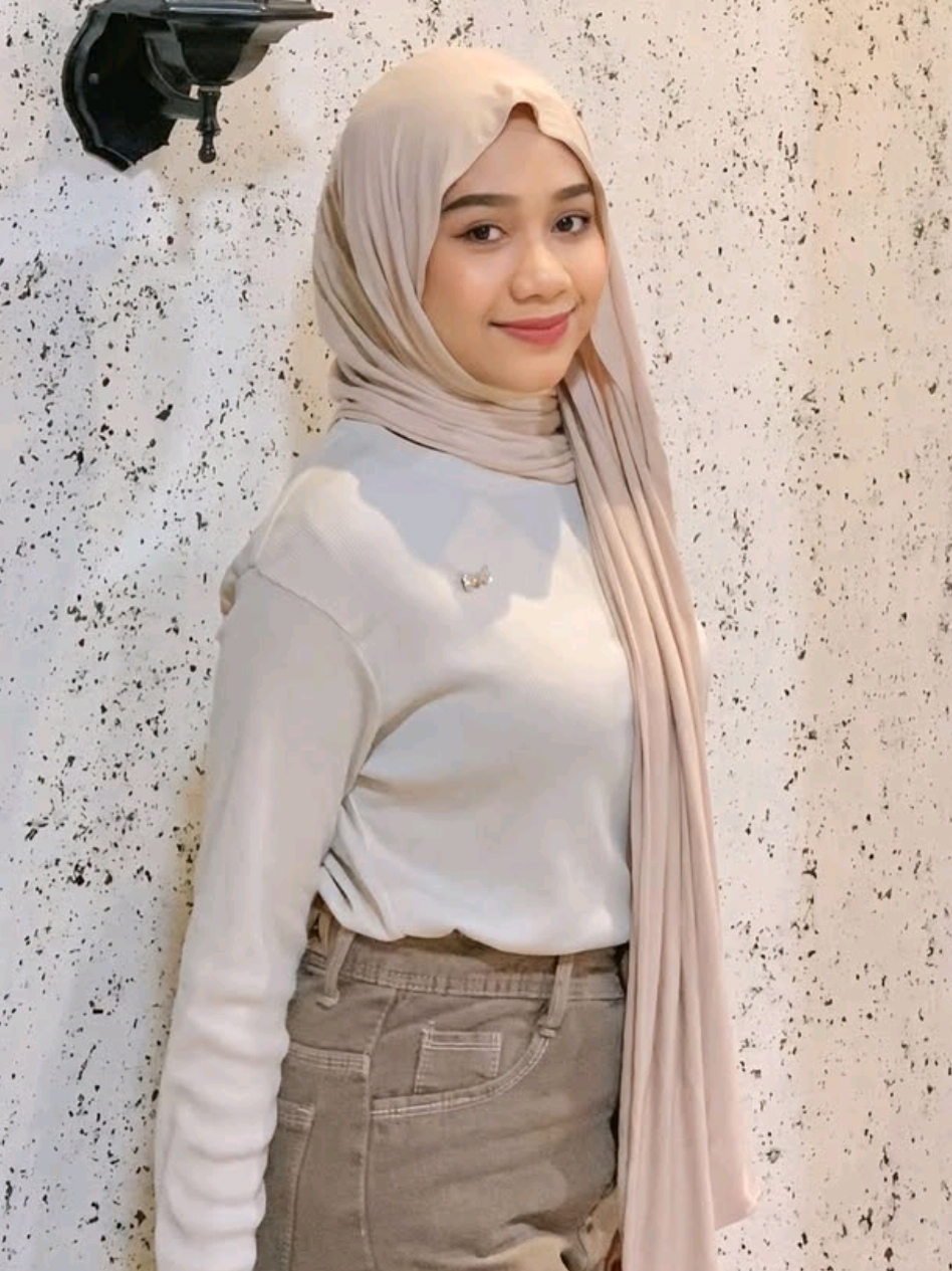 Aku melihat versi terbaik dirimu, dan juga yang terburuk darimu, dan aku memilih keduanya #hijaberscantik #cantikberhijab #bidadaricantik 