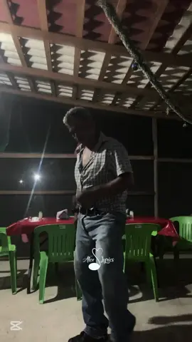 terminamos el año, con movimiento de cadera JAJAJAJ #lyrics #letras #findeaño @alberticosanchezb 