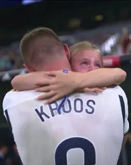 Era el último partido de Kroos en el Bernabéu, y cuando salió del campo, lo primero que hizo fue consolar a sus pequeños hijos... 🥺❤️