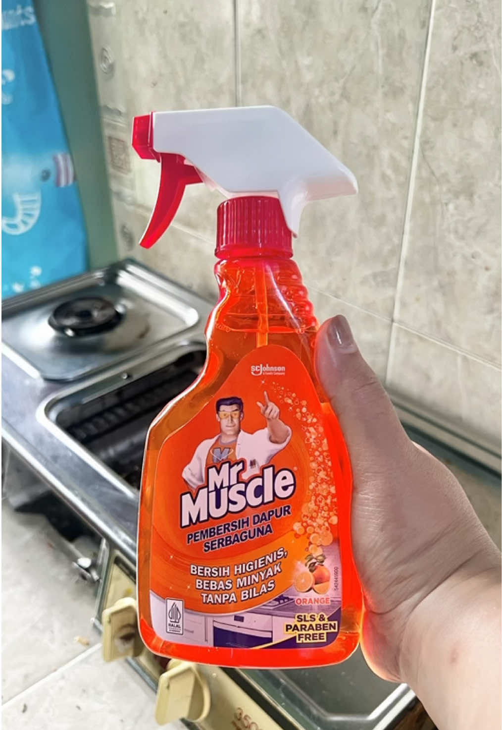 Kompor boleh butut, tapi kebersihan tetep NOMOR SATU! Semprot Mr Muscle biar dapur kinclong dan bebas minyak✨✨   #mrmuscle #pembersihdapur #pembersihkompor #pembersihminyakdapur 