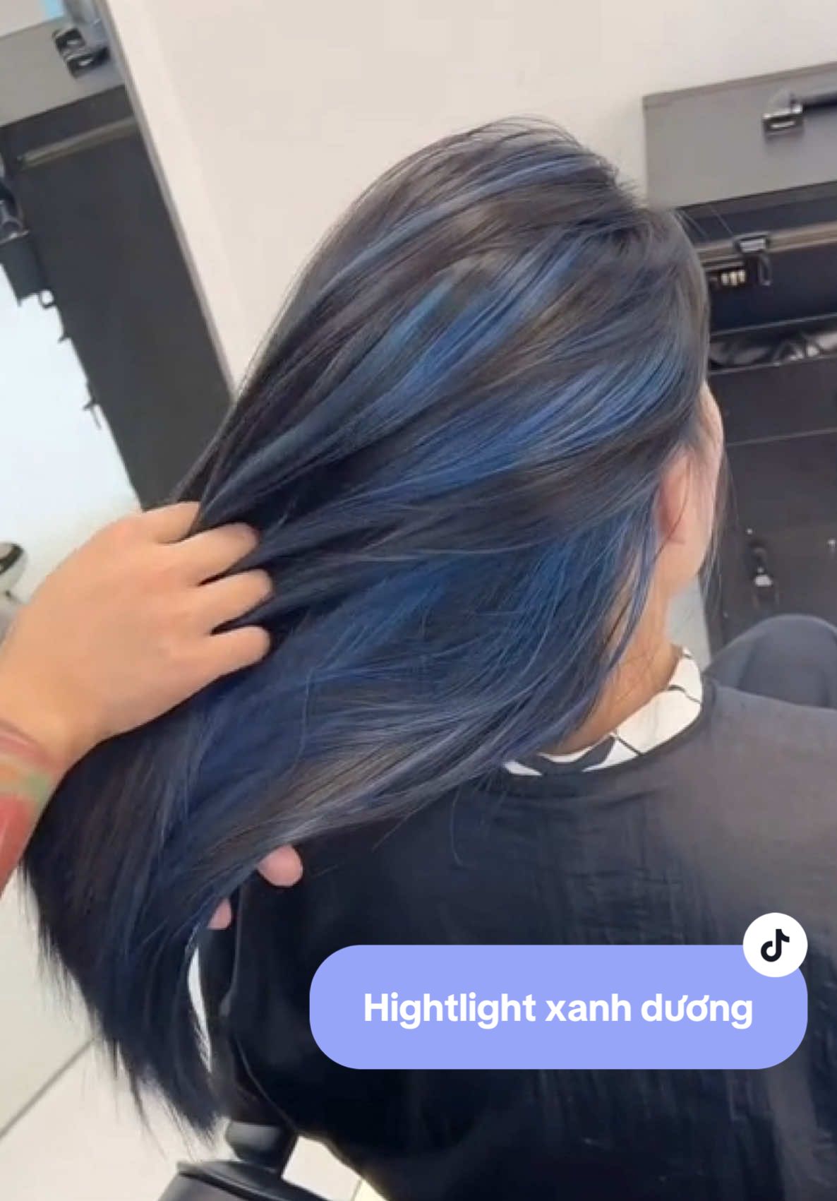 Màu nhuộm hightlight xanh dương cực lạ mắt #xuhuong #minhrhairquan7 #hightlight #nhuộmhighlight #màunhuộmđẹp #màunhuomtonda #nhuộmlight #móclight #lightxanhkhói #lightxanhdương #salonquan7 #salontocquan7 