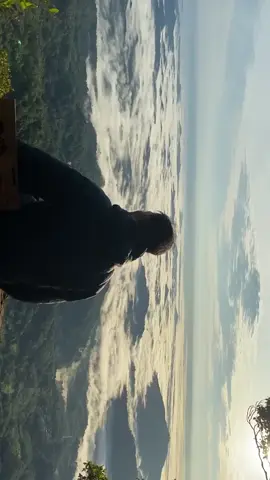 pagi hari yg cantik🌅☁️🍃 #vibes #pendakikalimantan #pendakikalbar #sunrise #trend #Hiking #adventure #gunungtiongkandang 