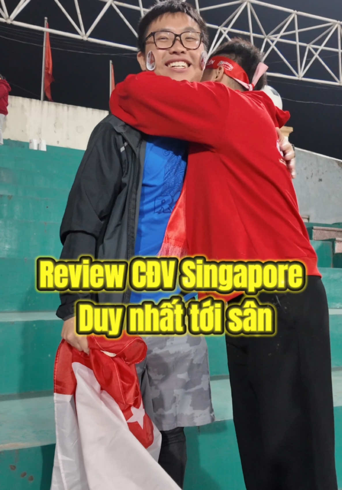 Review cổ động viên duy nhất của Singapore tới sân cổ vũ bán kết , siêu dễ thương nha #dokimphuc #SportsOnTiktok 