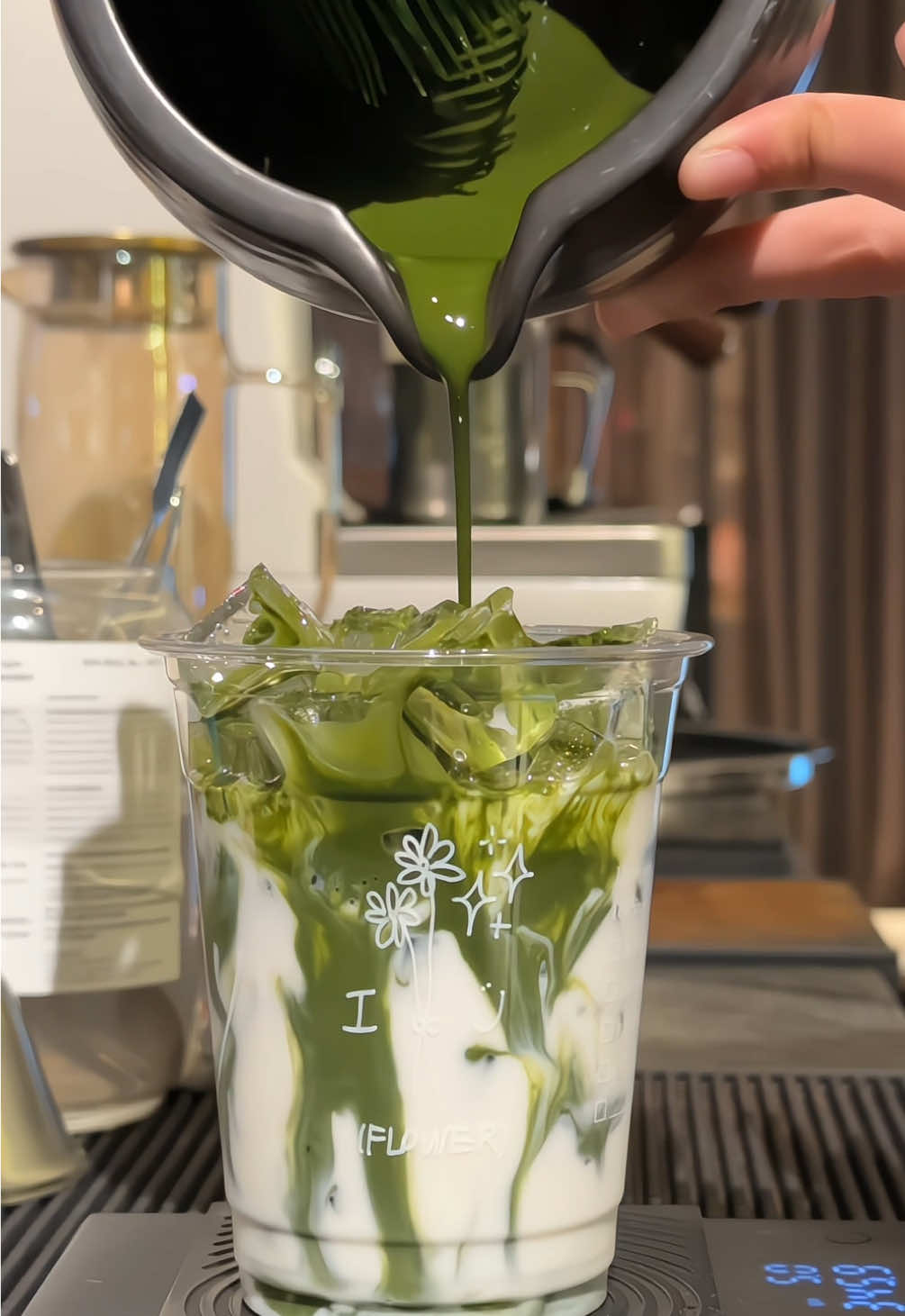 matcha day 🍵 祝你今天过得愉快 ! #cafe #bangkokcafe #ratchathewi #ratchathewicafe #btsratchathewi #cafebangkok #cafebkk #cafebkkhopping 