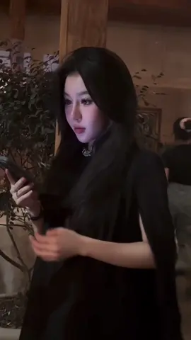 Mình đã từng khóc rất lâu tự hành hạ bản thânn để nỗi đau thể xác lấn át cái đau tinh thần ! Nhưng rồi mình nhận ra sau cùng chỉ người ở lại tin vào những lời hứa hẹn là người chịu mọi tổn thương còn kẻ gây ra những tai ương đấy ! Tụi nó bình thường ! Khóc thế là đủ rồi ! Nínnn 