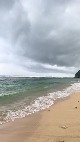 lg g mikirin malem tahun baru mau kmn dan ngapain.. tp mikirin badai tahun ini bakal lebih gede dri tahun kemaren ga yaa🥺