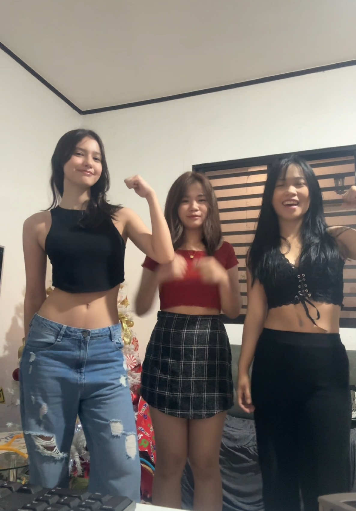 W @trixiafiel @nics  #kayladavies 