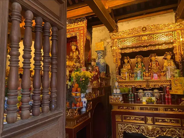 Nhìn trầm bay ngạt ngào như vẽ Nghe chuông rung thức kẻ tham sân Cõi mê đang ở thật gần Đường tu không biết bao lần xa xôi…  #tuphuvanlinh #haudong #xh #hanoi #canso #hatvanhaudong 