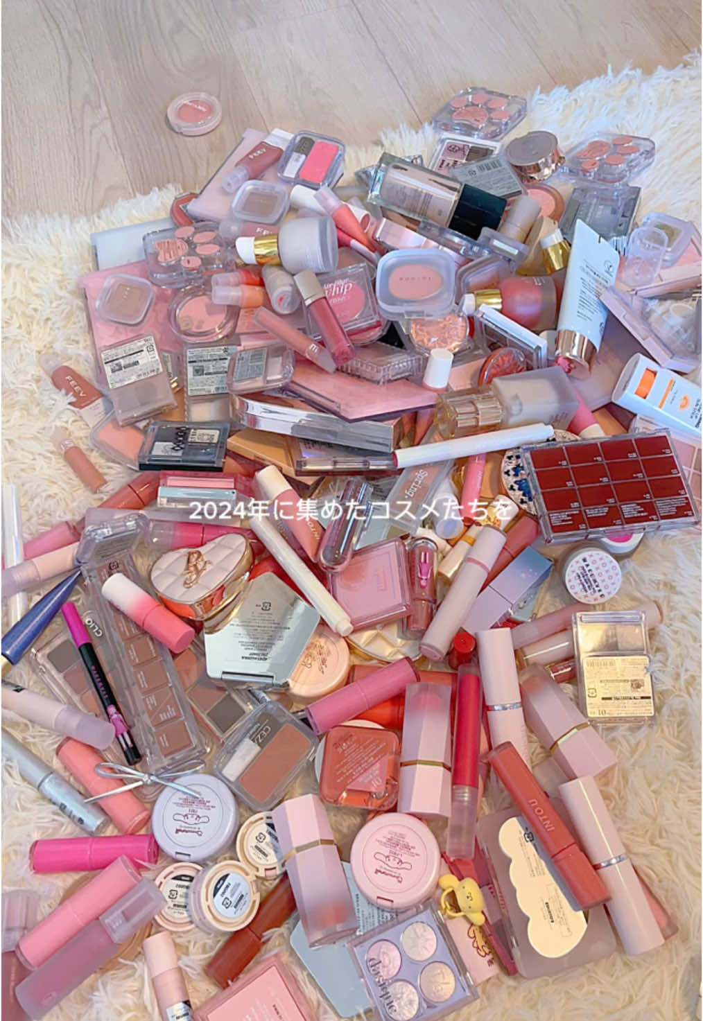 大量のコスメ収納しながら、2024年出会ったコスメ振り返り🎍🫶🏻 今年もたくさんのときめきと愛をありがとう☺️❤️ 明日はこの中から、2024年枚ベスコス投稿するからぜひみにきてね＾＾＾＾ . . . #コスメ収納#コスメオタク#コスメ紹介 #コスメ好き#アクリルケース#韓国コスメ#音フェチ 