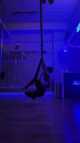 Day 2 of aerial hammock cert. Worked on roll ups, flips and inverts. I always get super sick 🤢 at the end of #aerialhammock training #aerialhammockflow #freestleflow #imtaking #great #aerialhammockbeginnerclass #aerialhammockfoundations #Fitness #fortlauderdale #fortlauderdale #polefitness #flow #xpertfitness #aerialstudio 