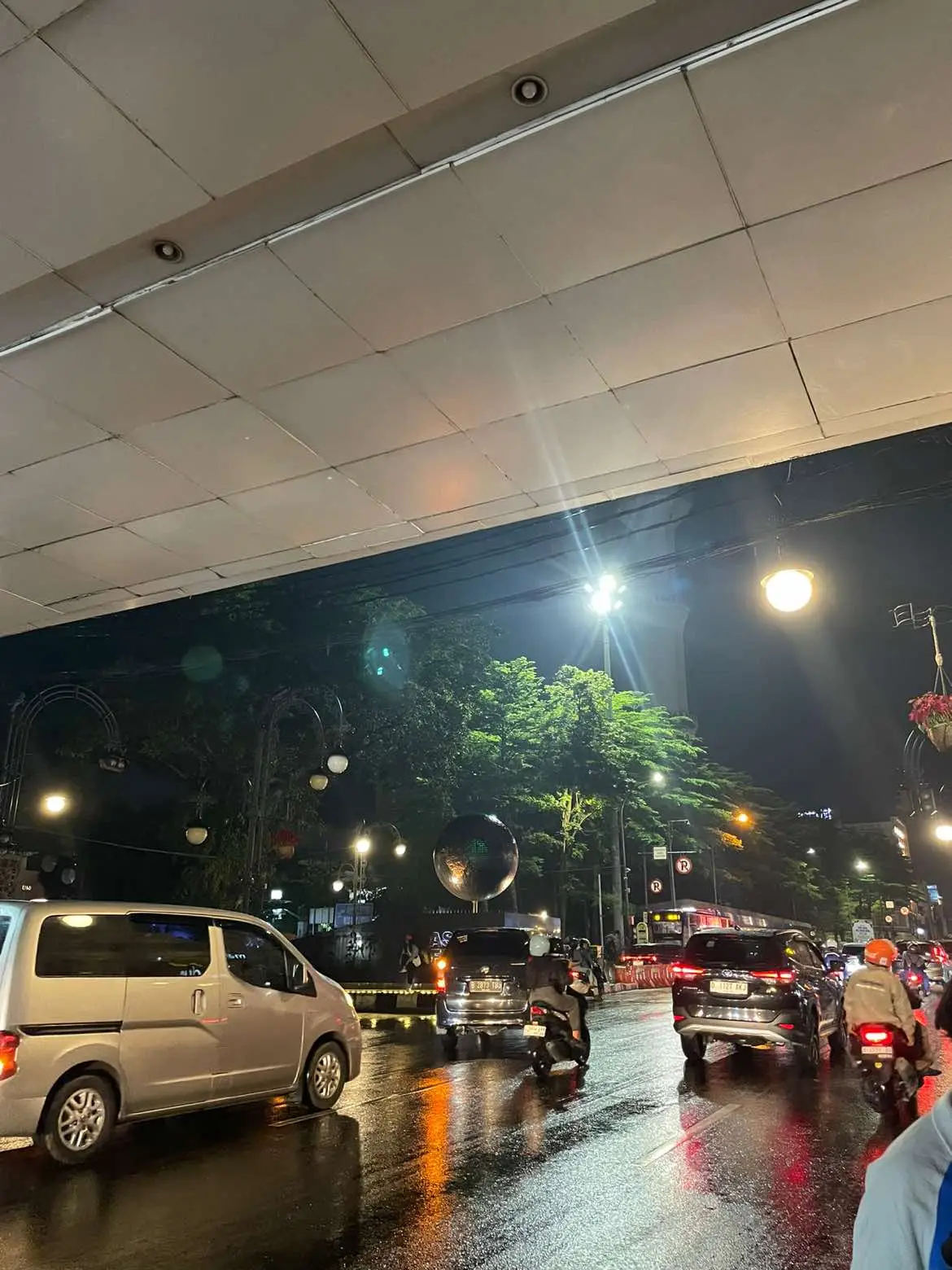 Vibes Jalan braga saat hujan🤏🏻🤩✨#bandung #jalanbraga #desember 