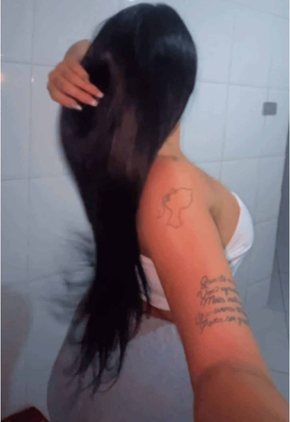 Achei que seria mais difícil e eu teria que lavar sempre no salão, porque eu tinha o $ pra por agora pra manter e outra história 😂🫣 mas é super fácil!!! #megahair #cabelo #cabeloslongos #cabelopreto #morena #maesolo #maesolteira #maedemenina #maedemenino #maedeprimeiraviagem #maededois #dicasdebeleza #dicasdecabelo #skincare #routine #autoestima #banhopremium 