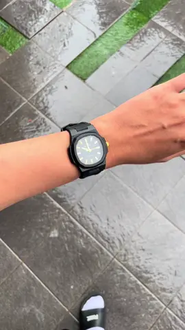 Jam tangan cocok buat tangan kecil nih, desain simple kece, yang gatel tangannya pakai jam rantai ini cocok buat kalian! #jamcowok #jamkecil #fyp