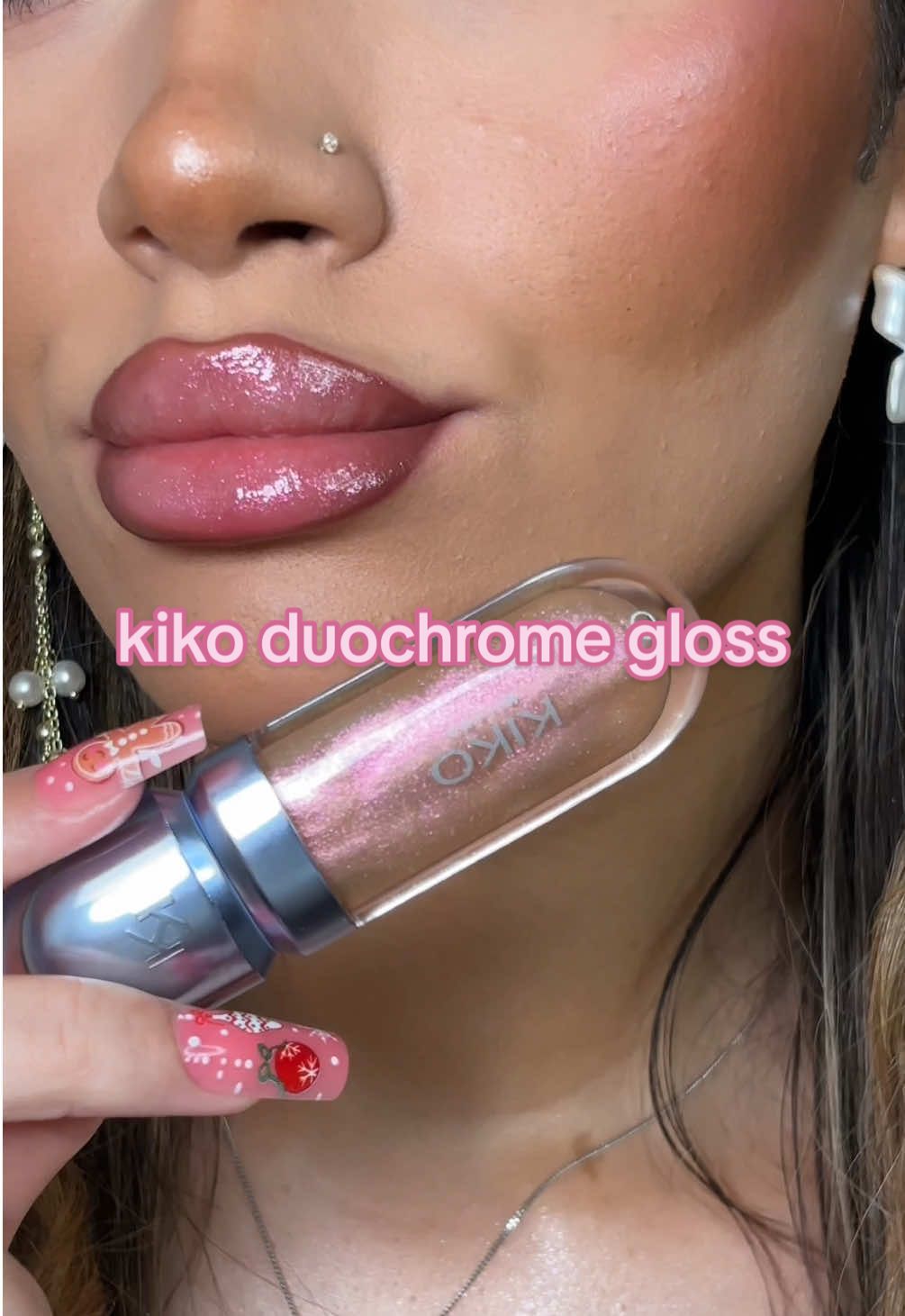 this @KIKO Milano 3d hydra lipgloss in shade 49 is giving fairy dream realness 🧚🏽✨🍬  i love the reflective pink shift and the spatkrkle in this gloss 💕 #kiko #kikomilano #kikogloss #kikolipgloss #lipswatch  #3dhydralipgloss #glossylips #lipcombo #liptutorial #makeupswatches #glitterlips #sparklylipgloss 