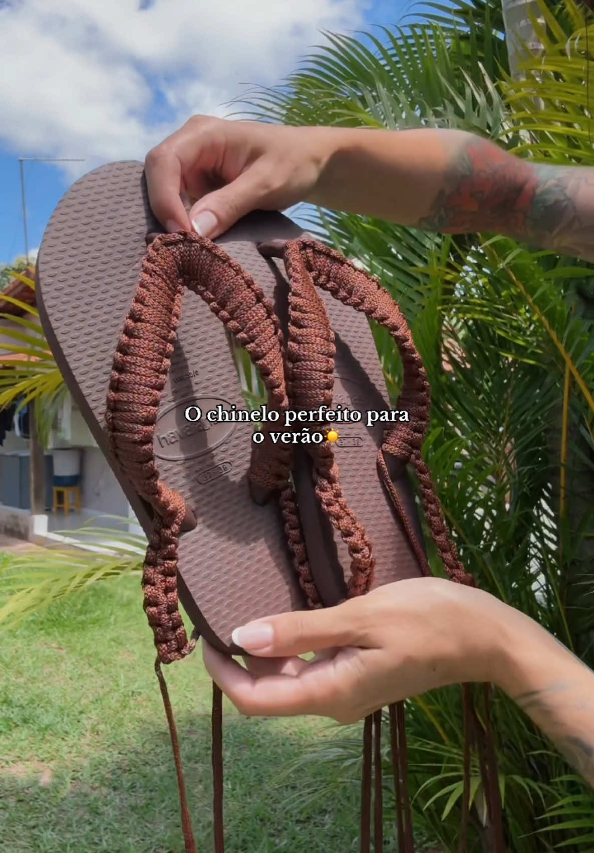 Não é uma Havaiana é A HAVAIANAAAA🤎 #macrame #havaiana #shoes 