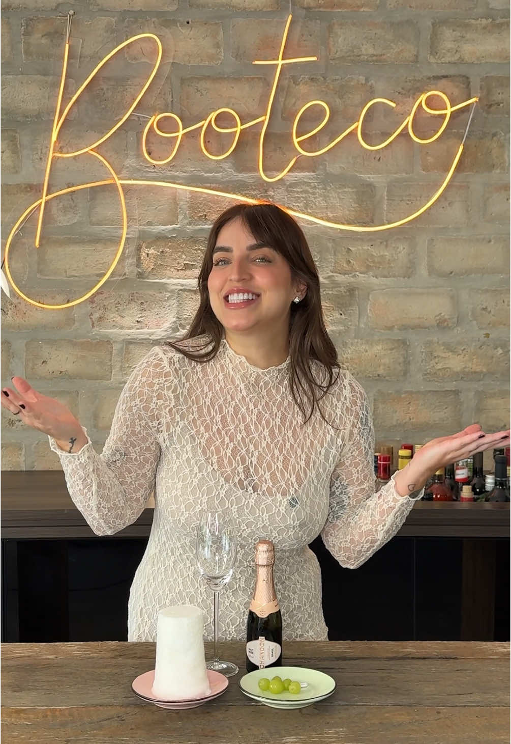 E vocês acharam que não iria ter Booteco de Ano Novo? 😌 Que nada meus amores, entregamos tudo com esse candy-sparkling, um drink fácil e bonito para deixar a virada mais divertida e entrar em 2025 com muito brilhooo. E aí, me contem, qual será a cor do glitter da virada de vocês? Receita: - Espumante - Algodão Doce - Glitter comestível (prata) - Uva (🙃)