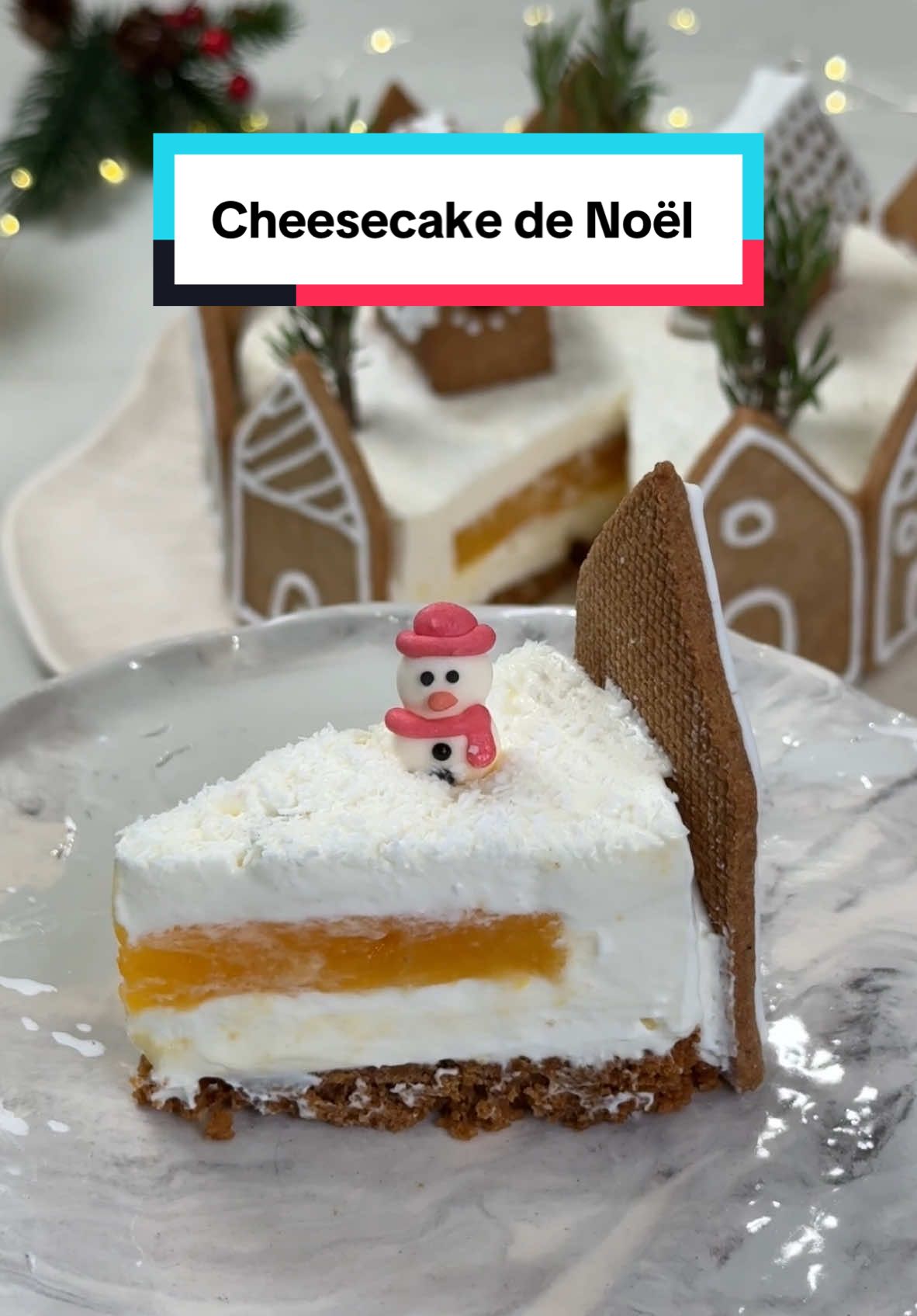 🎄Cheescake de Noël 🎄  Il faut parfois peu de choses pour transformer un simple gâteau en une création pour les fêtes. 🔸Confit mangue passion Hydrater 1g de gélatine dans de l'eau Dans un petit bol, mélanger 10g de sucre et 4g de pectine Dans une casserole, chauffer 150g de jus de mangue passion avec 20g de sucre. Hors du feu, ajouter le mélange, sucre/pectine en mélangeant continuellement, puis faire bouillir environ 30 secondes. Ajouter la gélatine essorée puis couler dans le moule à insert (1 cercle de 14cm) et mettre au congélateur au moins 4h. 🔸Base spéculos 250g de spéculos 110g de beurre fondu Bien écraser les spéculos et couler dessus le beurre fondu. Tasser dans un cercle de 20cm (si possible disposer un Rhodoïd tout autour) et mettre au réfrigérateur 1h. 🔸Mousse cheesecake 450g de Philadelphia 300g de crème liquide entière froide montée 60g de sucre en poudre Le zeste d'un citron Dans un bol, assouplir le Philadelphia avec le sucre et le zeste de citron. À côté monter la crème bien froide, puis l'incorporer délicatement au mélange précédent. Sur la base de spéculos mettre la moitié de la mousse cheesecake, disposer l'insert congelé puis recouvrir avec le reste de mousse. Mettre au frais au moins 2h. Démouler et décorer avec des petites maisons en sablé (ici aux épices de Noël) des branches de romarin, des petits sujets et saupoudrer de noix de coco. #patisserie #cheescake #noel #recette #decoration #pastry #fête #dessert #famille #lmp 