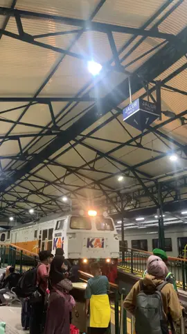 Malam bersama kereta #keretaapi #keretaapiindonesia #foryoupage 