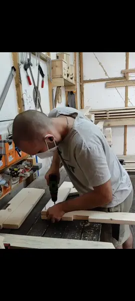 Лавка садова зі столиком масив сосни A garden bench with a solid pine table Eine Gartenbank mit einem Tisch aus massivem Kiefernholz Ławka ogrodowa z solidnym sosnowym stołem Un banc de jardin avec une table en pin massif Sodo suolas su kietu pušiniu stalu #woodworking # diy #wood