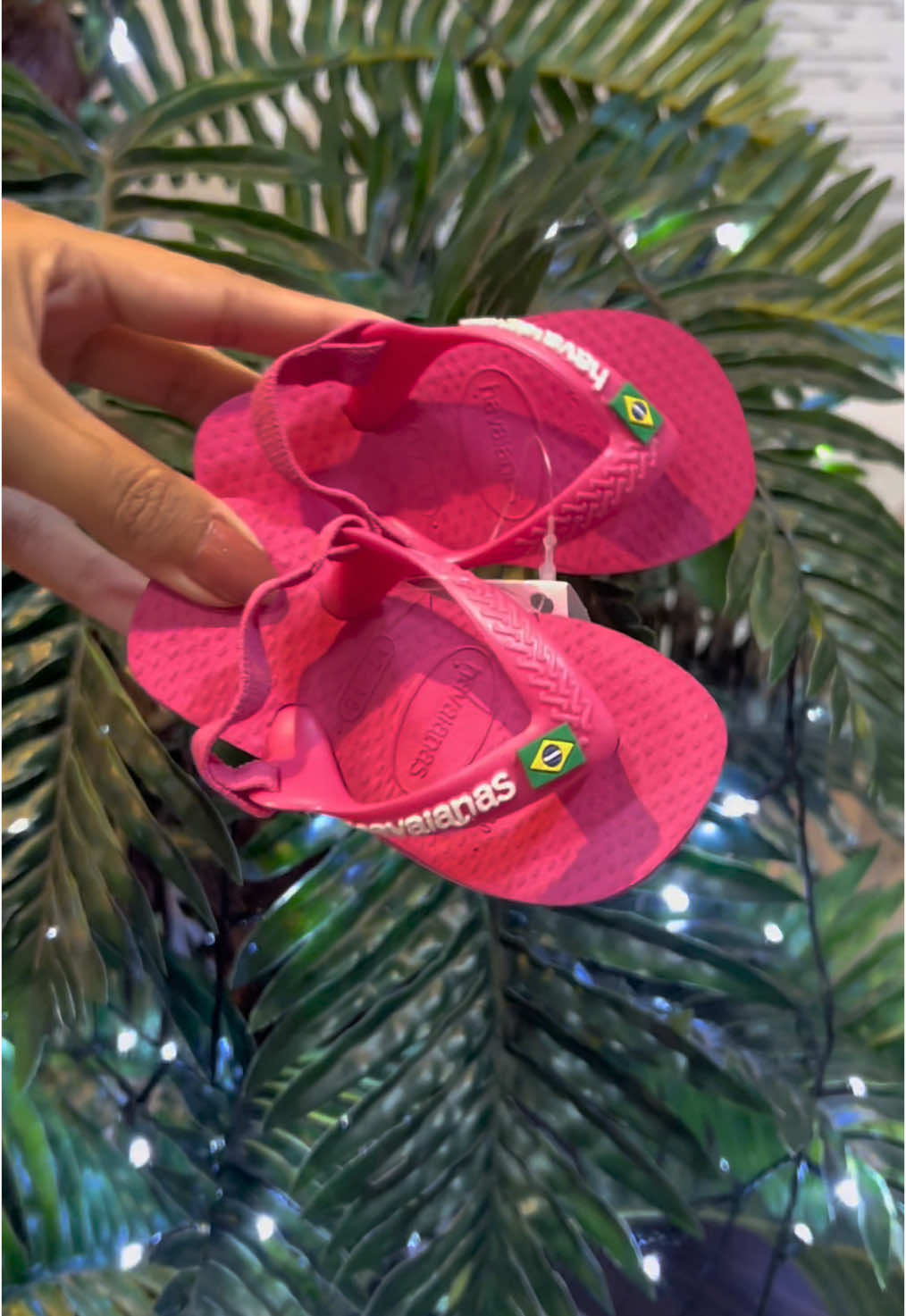 👶✨ Estilo para os pequenos! Nossas Havaianas Baby estão um charme e disponíveis em várias cores incríveis. 💕💙 💡 Perfeitas para presentear e deixar os bebês ainda mais fofos e confortáveis neste verão! 📍 Venha conferir na Rua República do Líbano, nº 100, Rua das Perfumarias, Osasco, e escolha o modelo que combina com o seu pequeno. #MundoDosChinelos #HavaianasBaby #ConfortoEEstilo #PresentesDeNatal #Osasco