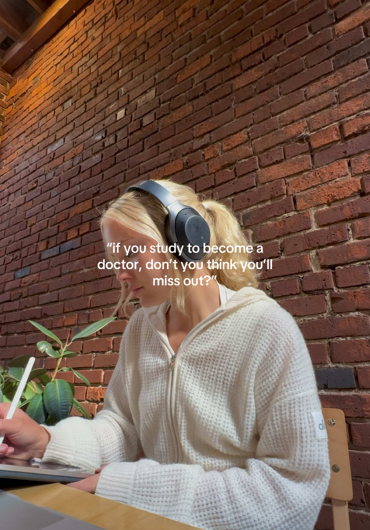 wouldn’t want to miss out on this 🥼🤍 #premed #premedstudent #premedlife #premedadvice #premedmotivation #med #medtok #medstudent #medicine #study #studytok #medicalstudent #medicalassistant #shadow #shadowing #womeninstem #collegestudent #college #student #wearfigs #figs #figsscrubs @wearfigs 