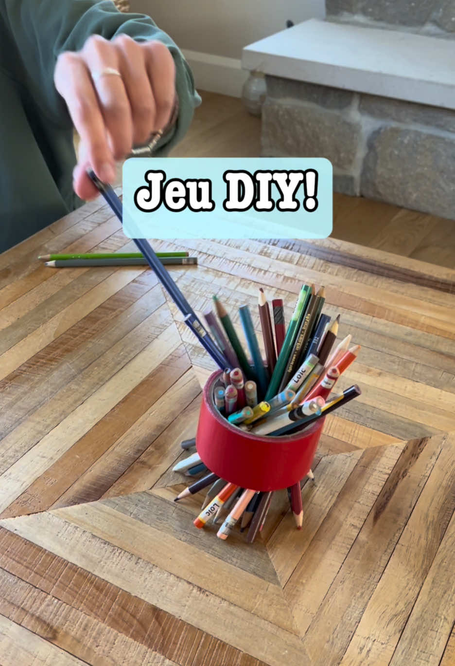 Un jeu tout simple pour s'amuser en famille. À réaliser avec du matériel que vous avez probablement déjà à la maison 😉 Glissez les crayons à l'intérieur du rouleau de ruban et ajustez-le pour qu'il les maintienne debout. Ensuite, chaque joueur tire un crayon à tour de rôle. Celui qui fait tomber le rouleau de ruban perd la partie. Peu de préparation, beaucoup d'adrénaline! #jeu #enfant #activiteenfant #jeufacile #momhack #kidsactivities #easygame #chrsitmas #familytime 