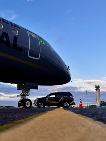 ✈️Asas da Glória, Espada da Vitória! 🛩️Sempre que a @policiafederal precisar!🗡️🦅💀 #EMB-175STD #PS-DPF #CAV! #CAOP! #Grifo! #Comando de #Aviação! #AsaFixa! #Lançar! #Suprir! #Resgatar! #Aviação! #Aeromóvel #Comandos! #Operações! #Especiais! #Fantasma! #Audaz! #Elite! #Guerreiro! #Alado! #Destemido! #Aguerrido! #Sagaz! #Bravura #Rotores #Asas #Polícia #Federal #Operacional #Pátria! #Brasil!