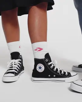 ¿Ya tienes tu par de Chucks? Combinan con todo y nunca fallan. ¡Porque el estilo está en cada paso! 🔥​ #conversemexico
