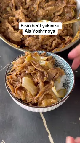 Menu best sellernya yoshinoya.  Hari ini coba bikin sendiri, enak banget, adek sampai maemnya nambah. Dagingnya empuk, juicy, gurih, manis dan sedikit wangi minyak wijen. Cocok buat anak2, nambah Bb anak, Siapa yg bisa nolak? 🤭 Masak segini bisa untuk serumah. Bisa nambah nasi sepuasnya 😅 dan yg gak boleh ketinggalan, bikin juga sambel bawangnya, beef kyk gini dicocol sambel bawang duh makin2 enaknya.  BEEF YAKINIKU Bahan 500 gram daging sapi slice 1 saset saori saus tiram  3 sdm kecap manis 1 sdm kecap asin 1 sdt gula pasir 1/3 sdt black papper 1/2 sdt merica bubuk  1/2 sdt kaldu bubuk sapi 2 sdm minyak wijen 2 bawang putih  1 bawang bombai sedang 50 ml air (dikit aja, nanti dagingnya juga mengeluarkan air Terakhir aku tambahin 1/2 sdt maizena dan 20-30ml air supaya daging ada sedikit kuah kentelnya (nyemek klo org jawa bilang)  skip aja klo lebih suka daging yg keset.😊 #beefyoshinoya #resepbeefyakiniku #beefyakiniku #olahandaging #yoshinoyaid #menurumahan #yakiniku #reseptiktok
