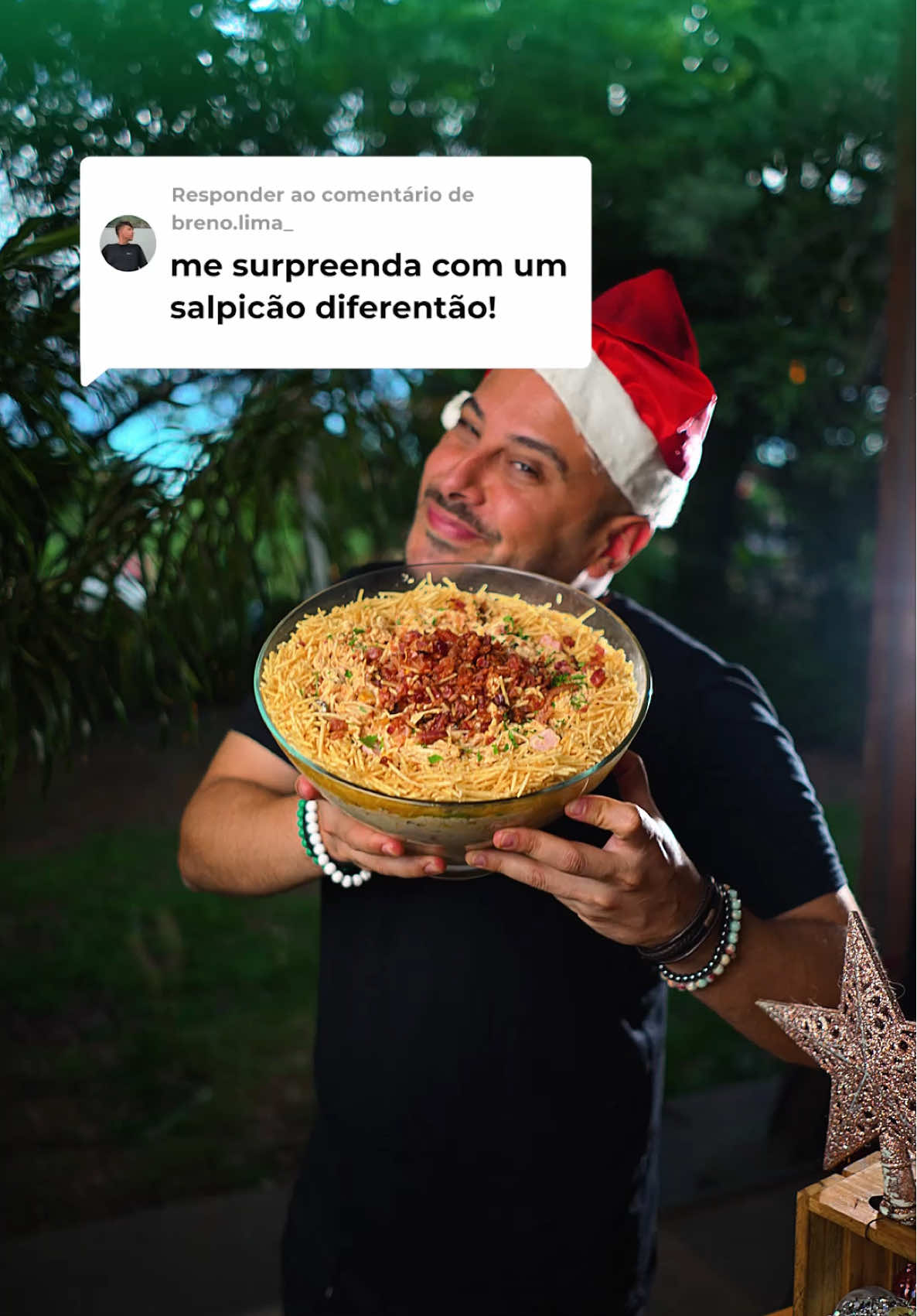 Salpiconese de 🥓 é mto bom🤯 Ingredientes: 500g de frango desfiado 1 cebola picada  1 cenoura ralada 1 maçã picada 1 colher de sopa de salsinha picada 1 limão espremido 1 dente de alho picado 30g de uva passa 50g de azeitona sem caroço picada  1 lata de milho  100g de batata palha  300ml de óleo gelado 100ml de leite  100g de presunto picado 100g de muçarela picada 200g de bacon picado Preparo: Coloque o bacon picada para derreter em uma panela, deixe fritar e reserve o óleo do bacon e o bacon.  Na mesma panela refogue a cebola, acrescente o frango desfiado, tempere som sal, lemon pepper, páprica e pimenta do reino a gosto refogue bem e reserve. Em um mixer ou liquidificador, coloque o dente de alho, esprema o limão, coloque o leite, o óleo do bacon que reservamos e bata acrescentando o óleo de soja gelado aos poucos até formar uma maionese, misture 50g do bacon já frito e reserve.  Em uma tigela coloque os demais ingredientes do salpicão, o frango desfiado, a maionese de bacon e misture tudo.  Finalize com bastante batata palha e sirva para a família porque é sucesso garantido pra iniciar 2025 com o pé direito! #salpicao #bacon #molho #tiktokreceitas #aprendanotikto 
