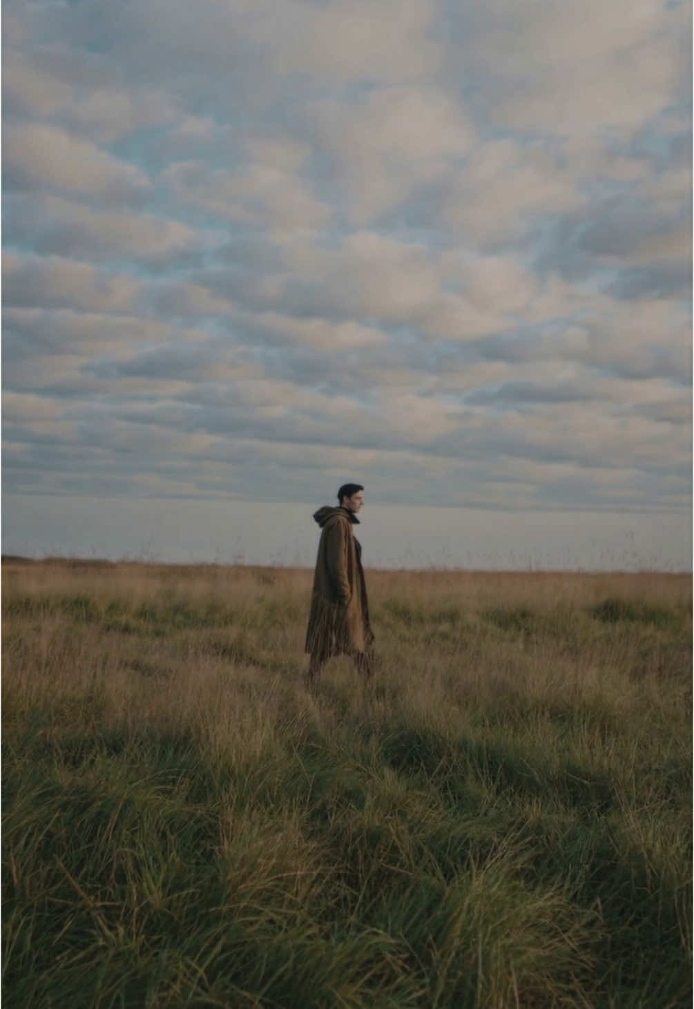 One person lost in a wide-open field—sometimes silence speaks the loudest. #SolitaryWalk #PeacefulMoments #FYP 