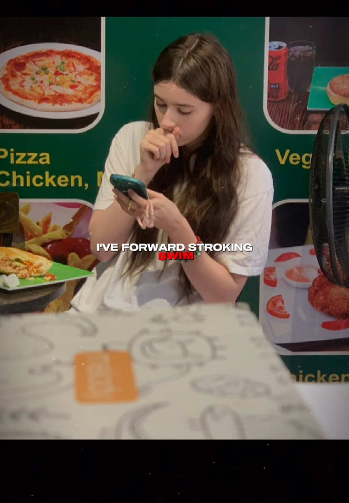 Hôm nay, tớ gặp một chị người Tây.Chị ấy có đôi mắt xanh biếc như đại dương bao la, làn da trắng mịn #àng và dáng người cao gầy nhưng không hề yếu ớt, mà ngược lại, toát lên sự mạnh mẽ, tự tin.Điều đặc biệt là chị chỉ mặc một chiếc áo thun trắng đơn giản, quần jeans xanh và mang một đôi sneakers cũ kỹ, nhưng cả con người chị lại tỏa ra một khí chất kỳ lạ.Chị bước đến quầy bánh mì của tớ, hơi cúi xuống để nhìn thực đơn, mái tóc nâu hạt dẻ phủ nhẹ bên má. “One bánh mì, please,” chị nói, giọng trầm và ấm, mang một sự bình thản đầy cuốn hút.Tớ nhanh chóng chuẩn bị bánh mì, nhưng đôi tay hơi lóng ngóng vì ánh mắt của chị thỉnh thoảng nhìn tớ – ánh mắt xanh ấy như đọc được mọi suy nghĩ trong đầu tớ. Gió nhẹ thổi qua, chiếc áo thun khẽ lay động, để lộ đôi vai gầy nhưng thẳng tắp của chị, giống như chị chẳng cần gì cầu kỳ vẫn đủ để thu hút mọi ánh nhìn.Khi nhận ổ bánh mì, chị cắn một miếng, nhai chậm rãi rồi bất chợt nhoẻn miệng cười. “It’s good! Thank you!” – chị nói, rồi gật đầu nhẹ như để khẳng định lời khen của mình. Tớ ngẩn ngơ đáp lại: “Thank you!” Chỉ thế thôi, nhưng trong lòng như dâng lên một niềm vui khó tả.Chị ngồi xuống chiếc ghế nhỏ gần đó, dáng ngồi tự nhiên, chân duỗi dài, khuỷu tay tựa vào đầu gối, như chẳng màng ai đang nhìn mình.Tớ không biết chị từ đâu đến, nhưng cái cách chị tận hưởng ổ bánh mì bình dị giữa góc phố Huế này lại khiến tớ cảm giác như chị thuộc về nơi đây, ít nhất là trong khoảnh khắc này.Chị đứng dậy, lau tay, mỉm cười chào tớ trước khi rời đi. Bóng lưng chị dần khuất giữa dòng người, nhưng hình ảnh đôi mắt xanh và chiếc áo thun trắng ấy chắc chắn sẽ theo tớ rất lâu.Một người phụ nữ đơn giản nhưng đẹp đến lạ thường – không chỉ ở vẻ ngoài, mà ở chính cách chị sống và tận hưởng từng khoảnh khắc nhỏ bé của cuộc đời.#thaoembe #xuhuong #happymoments #xinhdep #khichat 