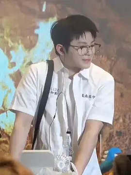 siapa yang ngide buat ngasih dia kacamata, sumpah yaa auranya dia klo pake kacamata mata itu ga ngotak, alias ganteng bingits #woozi #fypシ゚viral #svt #caratさんと繋がりたい #caratと繋がりたい #caratと繋がりたい #seventeen세븐틴 #fyp #carat #seventeen17_official #seventeen 