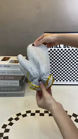 Steel wire dishwashing gloves are quite suitable for washing dishes and pots in cold weather. Your hands won't get wet or feel cold. They're really useful!#A good helper for housework.#Dishwashing gloves.#Good items for the kitchen.#Share good things together