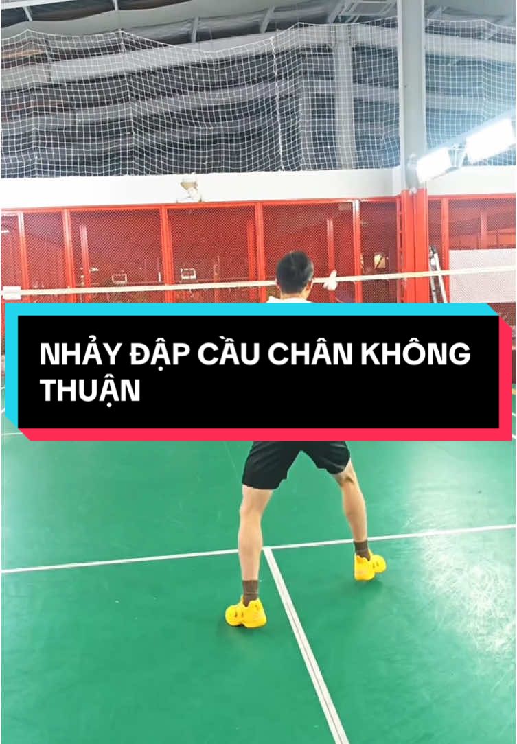 Sử dụng chân không thuận nhảy đập cầu #badminton #caulong #badmintontiktok #caulongphongtrao #badmintonlove #badmintontraining #kythuatcaulong #hoccaulong 