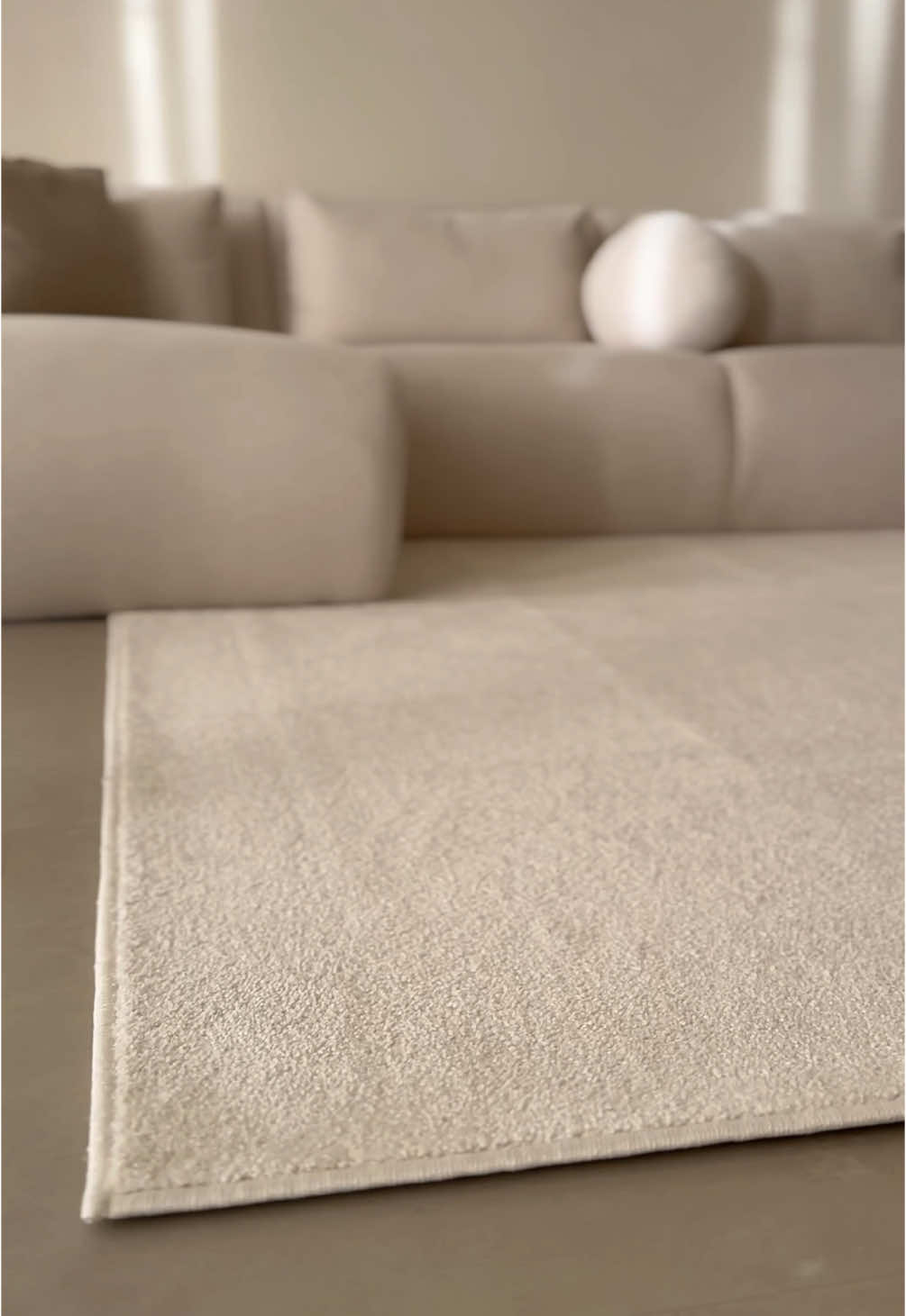 Just roll it out… and wow, what a difference! 🫶 The Qualis Crème rug transforms any space into a stylish and cozy haven. 🏡✨ The finishing touch? Styled completely in our own way! How would you style this rug in your home? 🤍 📹: @ka.interieur #TapesoFavorites #InteriorGoals #RugMagic #HomeInspo #JapandiVibes 