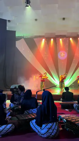 Pergelaran mahasiswa pendidikan seni tari angkatan 2024 garapan “Jawa Barat” 