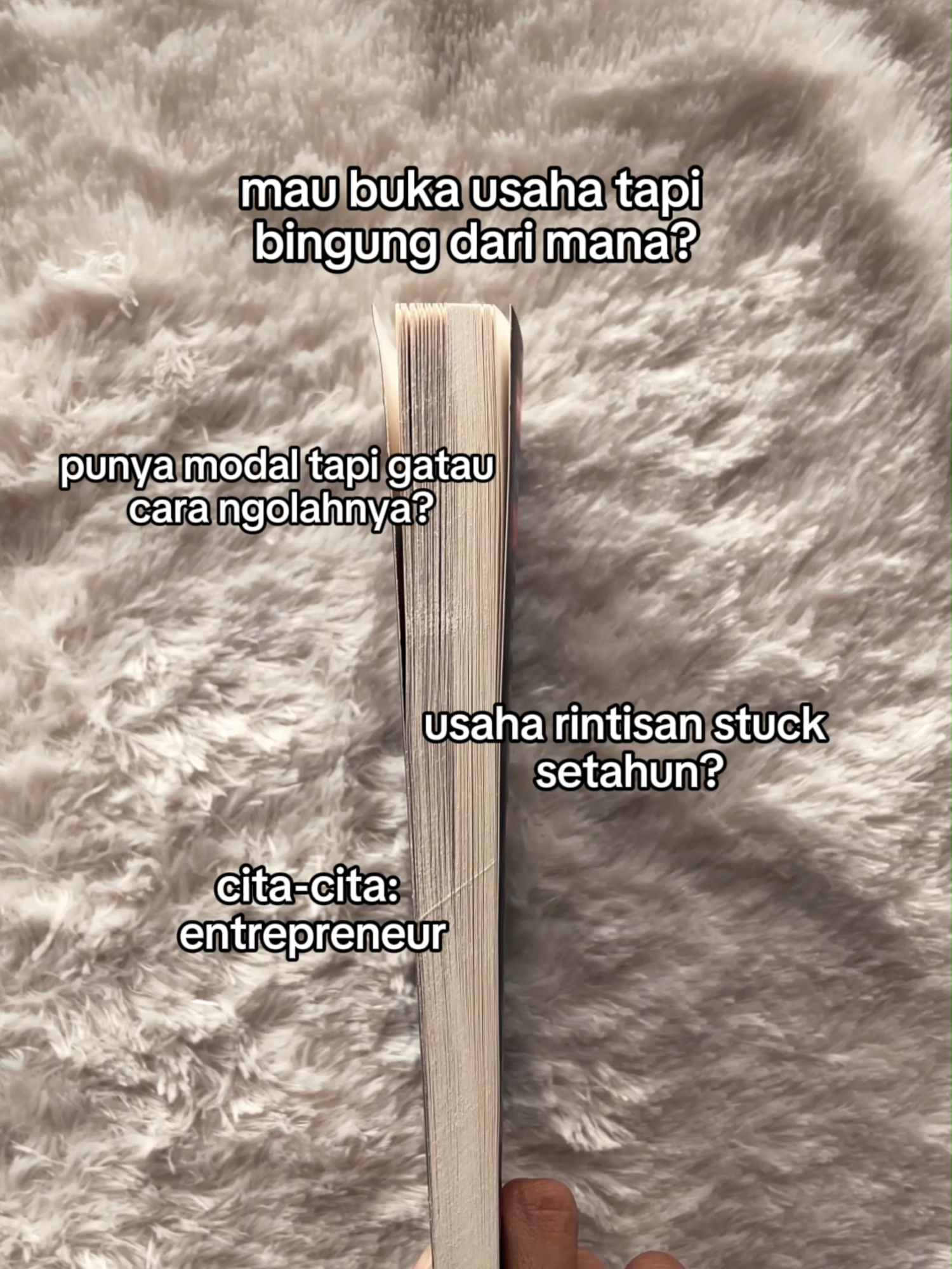 ⚠Jangan langsung buka bisnis kalau belum punya buku ini⚠ Untuk kalian para pemula yang bercita-cita menjadi entrepreneur sukses,  buku ini bisa menjadi juru selamat kalian💸 Dalam satu buku ini sudah mencakup: 👉 Teori Jendela Johari 👉 Modal-modal bisnis 👉 Manajemen keuangan bisnis 👉 Rahasia menggaet pelanggan 👉 Bersahabat dengan media sosial 👉 dan masih buanyak lagi Pahami dulu bisnis apa yang cocok untukmu melalui buku satu ini, yang sudah bisa kalian jumpai dengan mudah di e-commerce dan toko buku kesayangan kalian! ✨Semangat berbisnis💸✨ #financebooks #finance #finansial #business #bisnis #manajemen #management #startup #literasibisnis #entrepreneur #booktok #bookish #bookworm #penerbitahi #anakhebatindonesia