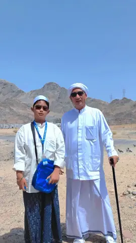 KH. Ahmad Shofawi Al Ishaqy & putra beliau Mas Agus H. Ahmad Nur Ahsan Al Ishaqy. #story #reels #jangkauanluas #almustaghitsinalutsmaniyah #baniishaqy 