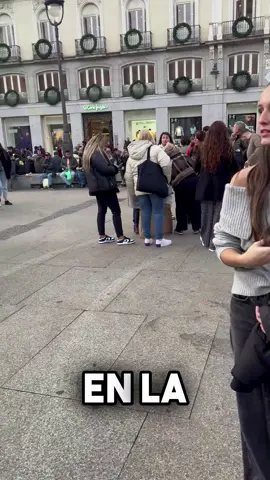 En la puerta del... Sigue la canción de Mecano Un año más. Cantando por la calle. #enlapuertadelsol #unañomas #mecano #cantandoporlacalle #queopinanporlacalle 