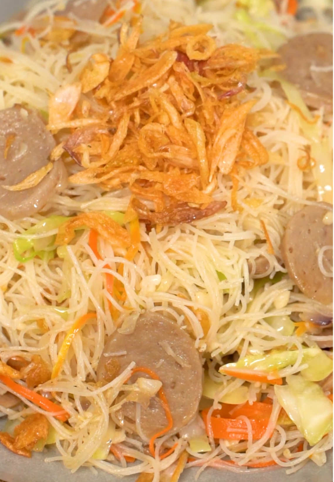 Bihun Goreng 😗✨👌🏻 - Bahan :  250 gr bihun kering minyak 5 siung bawang putih 5 siung bawang merah 1 buah wortel 2 lembar kol sedikit air 5 buah bakso 1 sdm kecap asin 1 sdm saus tiram 1/4 sdt garam 1/4 sdt gula  1/2 sdt merica bubuk 2 sdt kaldu jamur - #reseptiktok #resepsimple #masakansimple #masakanrumahan #resepbihungoreng 