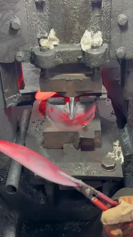 Red-Hot Steel Forging – Quick and Efficient Shaping for Time and Cost Savings 🔥⚙️