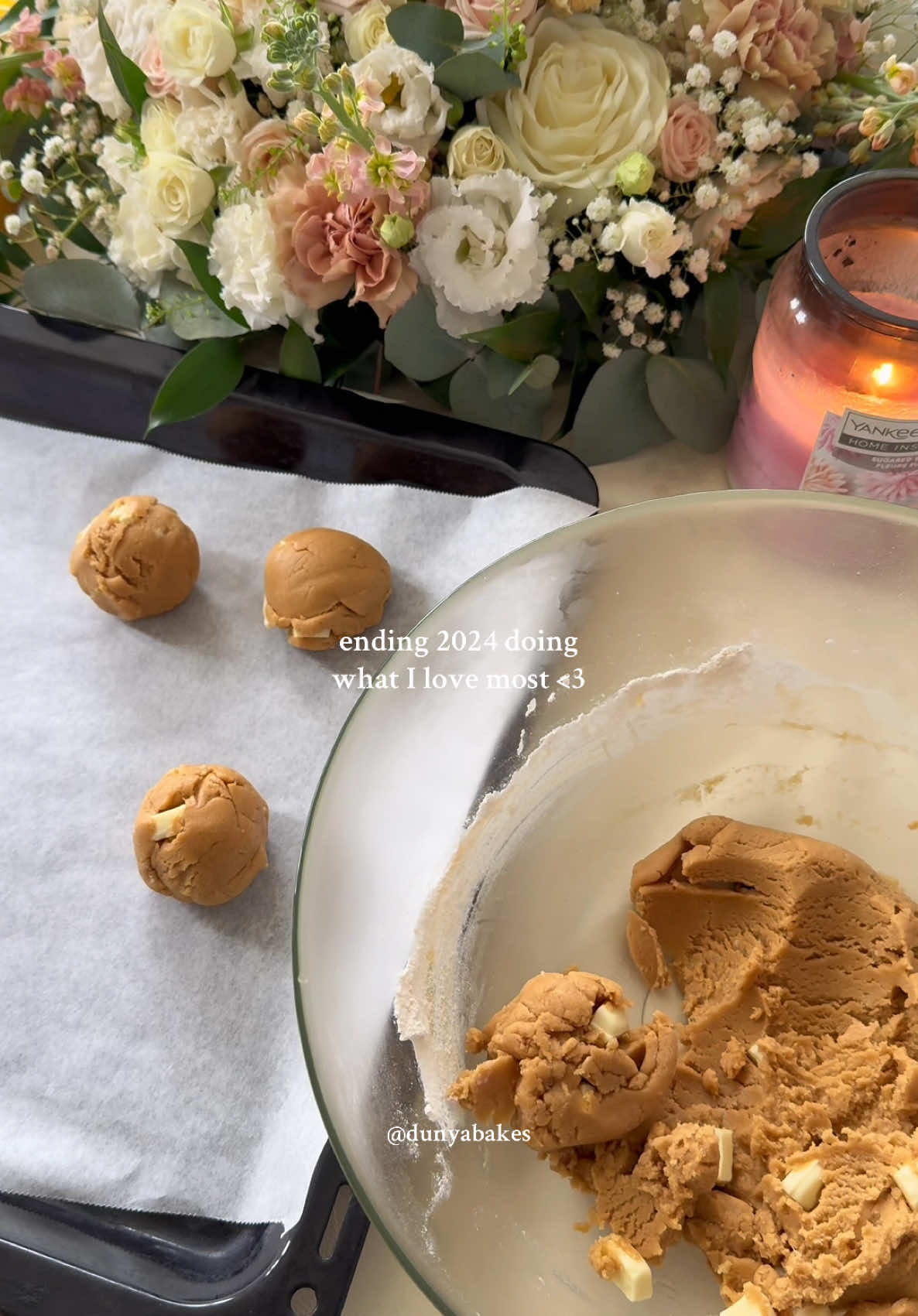 biscoff white choc cookies 🍪💌 recipe below 1/2 cup unsalted butter melted 1/2 cup Biscoff spread melted 2/3 cup brown sugar 1/4 cup granulated sugar 1 large egg + 1 yolk 2 teaspoons vanilla extract 1 2/3 cup all purpose flour 1 teaspoon baking soda 3/4 teaspoon salt 3/4 cup white chocolate chips Bake for 10 mins in a pre heated oven at 170C 💌 #baking #cookies #biscoff #newyear #biscoffcookies #cookierecipe #trendingrecipe #baketok #fyp 