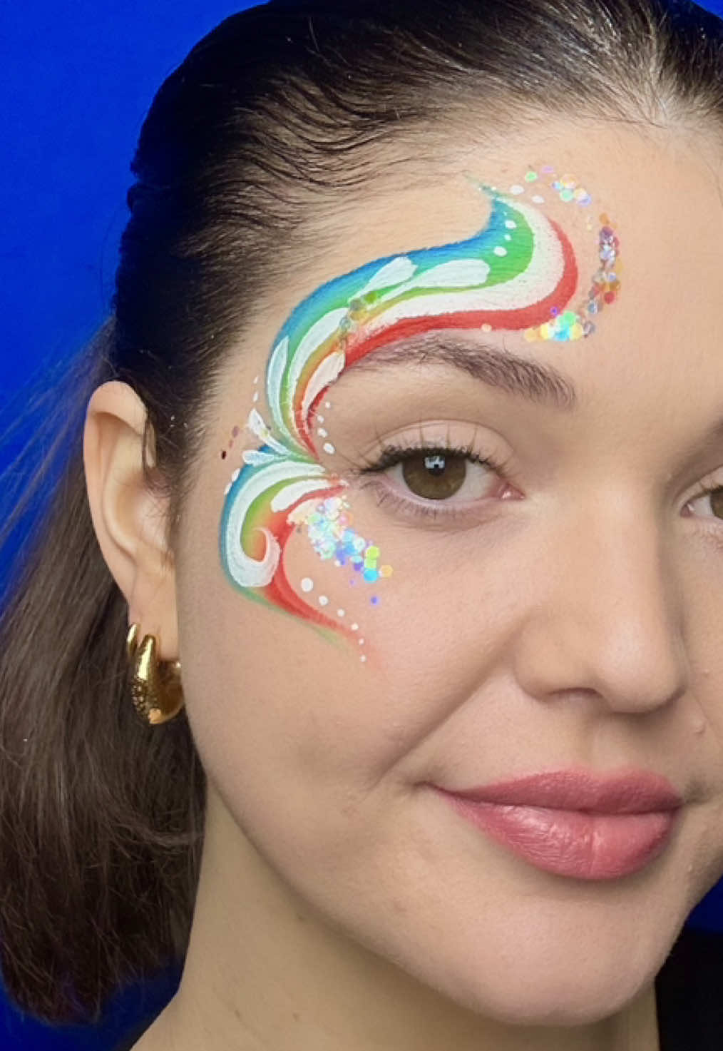 New Year’s Face Paint 🌈 ✨  This vibrant rainbow side design is a fun way to celebrate the New Year! You can easily switch up the colors for a fresh look and add extra sparkle to make it your own.  Wishing everyone a Happy New Year’s Eve! I hope 2024 was incredible for you, and I’m excited for all the wonderful things 2025 has in store. 𝗖𝗹𝗶𝗰𝗸 𝘁𝗵𝗲 𝗹𝗶𝗻𝗸 𝗶𝗻 𝗼𝘂𝗿 𝗯𝗶𝗼 🔗  𝗩𝗶𝗲𝘄 𝗼𝘂𝗿 𝗼𝗻𝗹𝗶𝗻𝗲 𝗰𝗼𝘂𝗿𝘀𝗲𝘀, 𝘀𝘁𝗮𝗿𝘁𝗲𝗿 𝗸𝗶𝘁𝘀 𝗮𝗻𝗱 𝗺𝗼𝗿𝗲 𝐏𝐫𝐨𝐝𝐮𝐜𝐭𝐬 𝐮𝐬𝐞𝐝: • Diamond FX white paint  • Diamond FX one stroke “Bright Rainbow” • @amerikanbodyart glitter “Abracadabra” • Number 4 Round tip brush  #Facepaint #Facepainting #Rainbow #NewYearFacepaint #Newyearsmakeup #kidsentertainment #FamilyFun