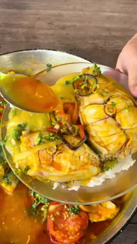 MOQUECA BAIANA DE BADEJO COM PIRÃO E PIMENTA 🌶️ 🔥 Ingredientes da moqueca: Posta de badejo  Sal  Limão  Pimentão verde, vermelho e amarelo Tomate  Cebola branca Cebola roxa  Pimenta de cheiro verde  Alho Dendê  Leite de coco Ingredientes do pirão: Caldo da cabeça do badejo Farinha diluída na água fria  Cheiro verde  . . . #receitas #comidaraiz #food #comida #comidaboa #moqueca #moquecabaiana #peixe #pirao #dendê  #moquecadepeixe 