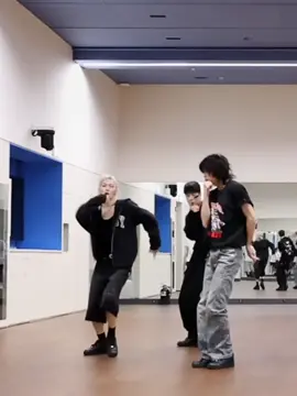 the movements are so smooth 🥴 obsessed with this part of Hyunjin in jjam..the best dancer#hyunjin #foryou #stay #fyp 